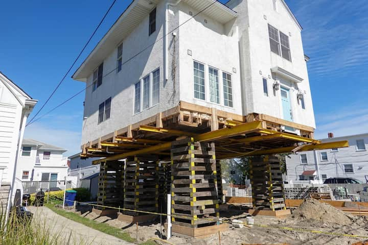 Located in Cincinnati, Ohio, we are a company that specializes in house lifting, small distance house moving, piles and foundations.